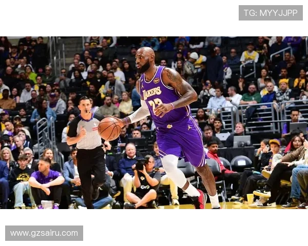 [NBA]海斯击地助攻 詹姆斯内线上篮得手.